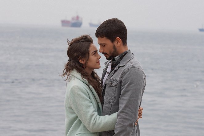 Aşk Ağlatır - Episode 7 - Photos - Hafsanur Sancaktutan, Deniz Can Aktaş