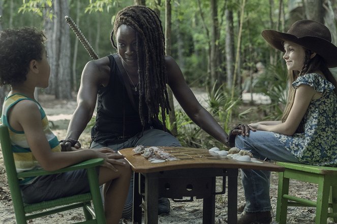 The Walking Dead - Lines We Cross - Van film - Danai Gurira, Cailey Fleming