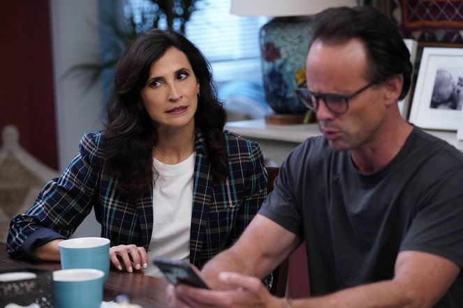 The Unicorn - Season 1 - Breaking Up Is Hard to Do - Photos - Michaela Watkins