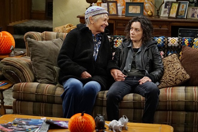 The Conners - Nightmare on Lunch Box Street - Photos - Estelle Parsons, Sara Gilbert