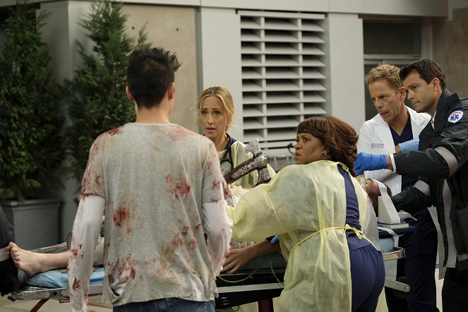 Grey's Anatomy - Whistlin' Past the Graveyard - Van film - Kim Raver, Chandra Wilson, Greg Germann