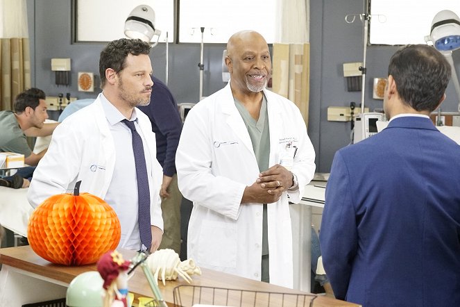Grey's Anatomy - Whistlin' Past the Graveyard - Photos - Justin Chambers, James Pickens Jr.