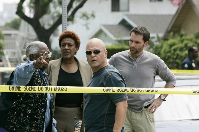 The Shield - Snitch - Photos - CCH Pounder, Michael Chiklis, David Rees Snell