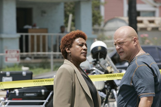 The Shield - Snitch - Photos - CCH Pounder, Michael Chiklis