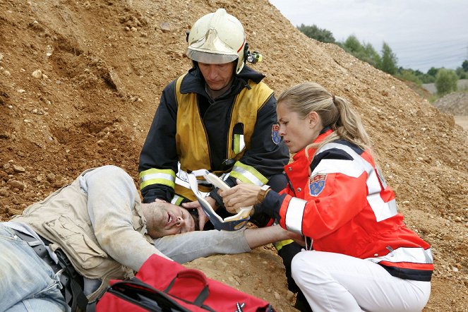 112 lifesavers - Gefangen in einer Baugrube - Photos - Henning Kober, Gernot Schmidt, Tanja Lanäus