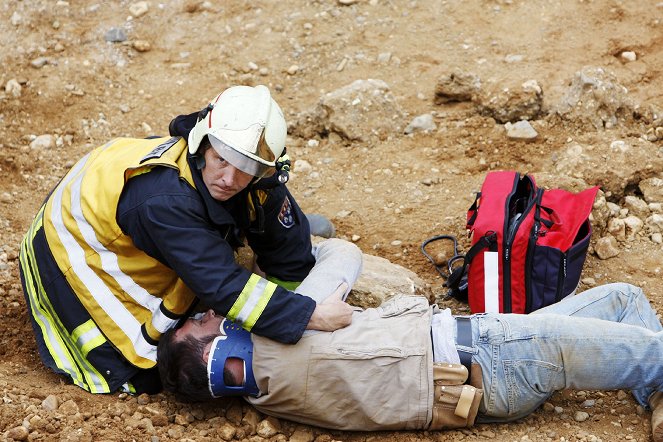 112 lifesavers - Gefangen in einer Baugrube - Photos - Gernot Schmidt