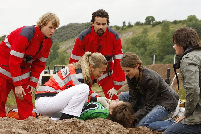 112 : Unité d'urgence - Nicole überrascht Kadir mit einem Kuss - Film - Christopher Kohn, Tanja Lanäus, Philip Köstring, Lucy Scherer