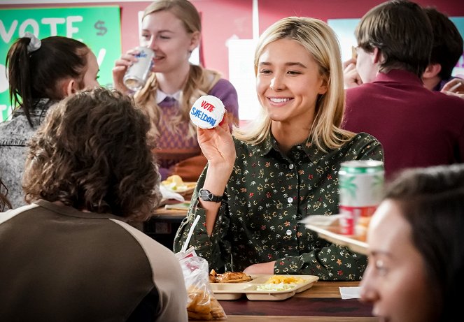 Young Sheldon - A Political Campaign and a Candy Land Cheater - Photos