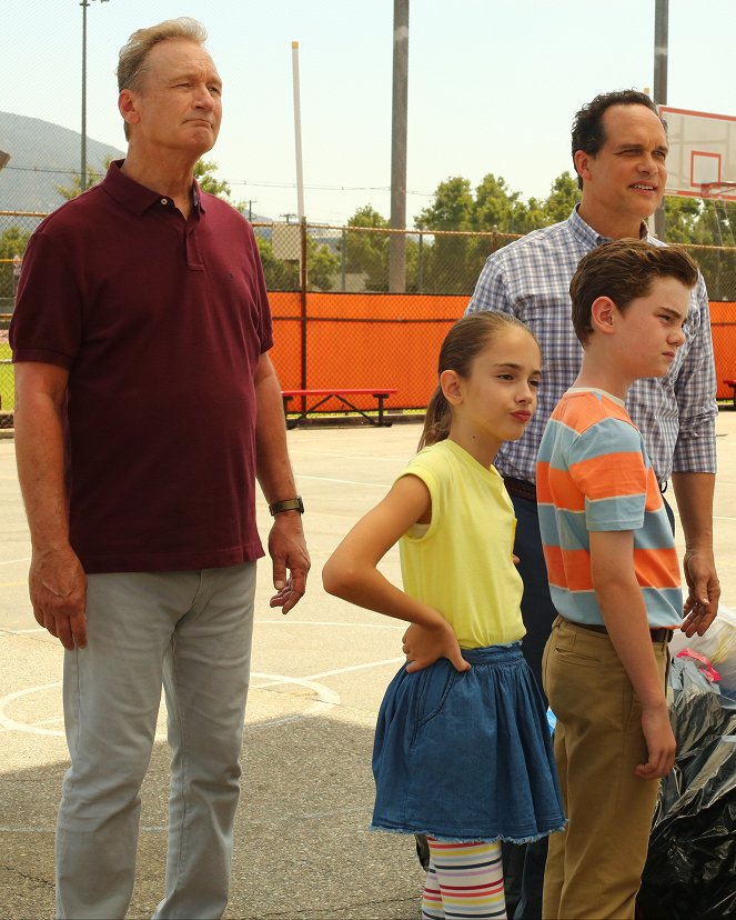 Americká manželka - Série 4 - Větší děti, větší problémy - Z filmu - Ryan Stiles, Julia Butters, Diedrich Bader, Evan O'Toole