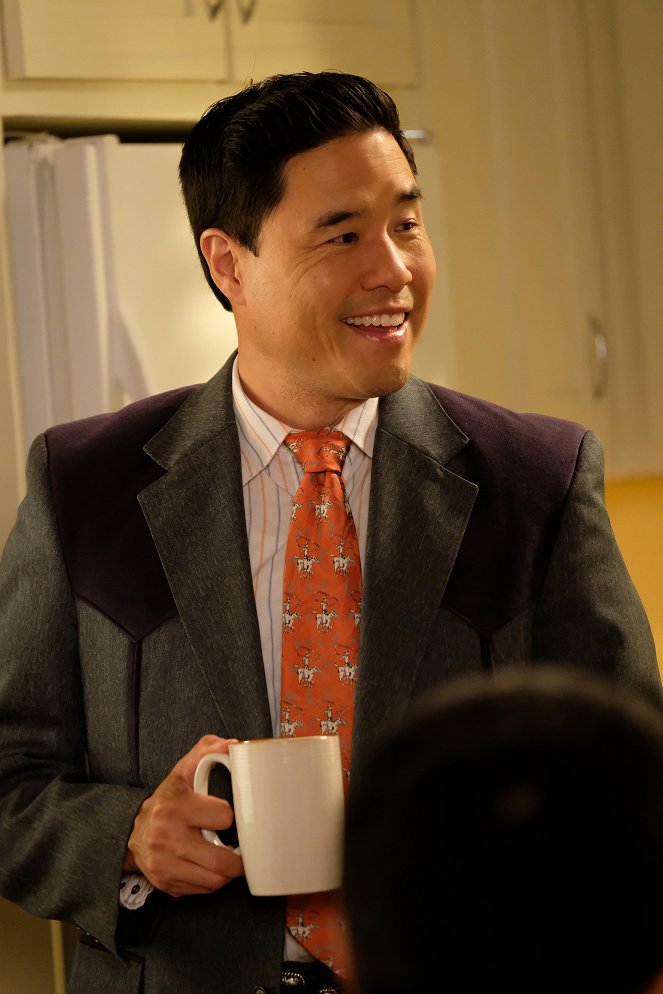 Huangovi v Americe - Série 6 - S'Mothered - Z filmu - Randall Park