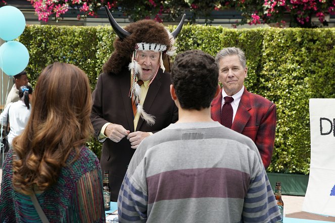 The Goldbergs - Season 7 - Animal House - Photos - James Widdoes, Tim Matheson