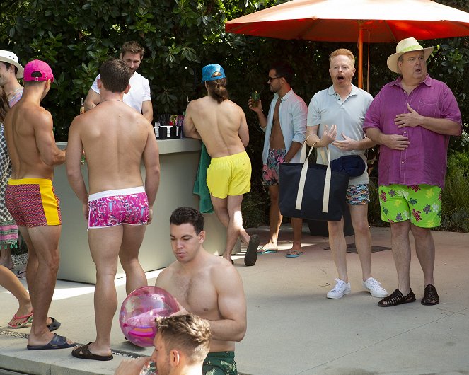 Współczesna rodzina - Impreza nad basenem - Z filmu - Jesse Tyler Ferguson, Eric Stonestreet
