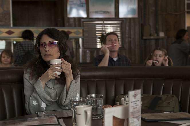 The Kominsky Method - Season 1 - Chapter 6: A Daughter Detoxes - Photos - Lisa Edelstein