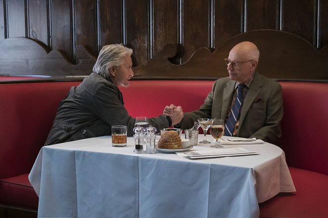 The Kominsky Method - Chapter 7: A String Is Attached - Photos - Michael Douglas, Alan Arkin
