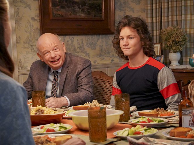 Young Sheldon - A Pineapple and the Bosom of Male Friendship - Photos - Wallace Shawn, Montana Jordan