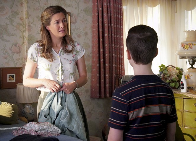 Young Sheldon - Season 3 - A Pineapple and the Bosom of Male Friendship - Photos - Zoe Perry