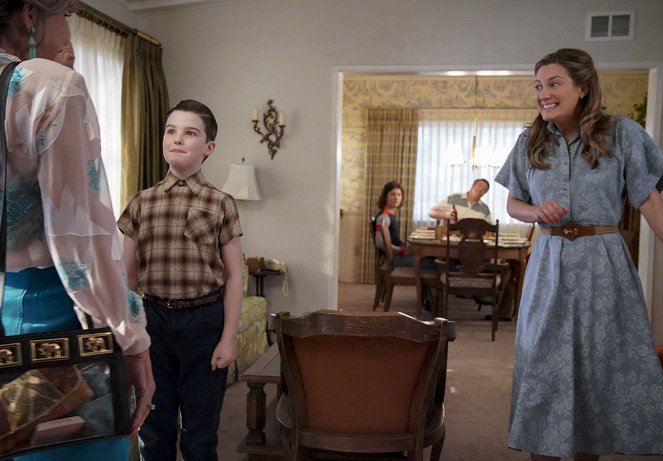 Young Sheldon - A Pineapple and the Bosom of Male Friendship - Van film - Iain Armitage, Zoe Perry