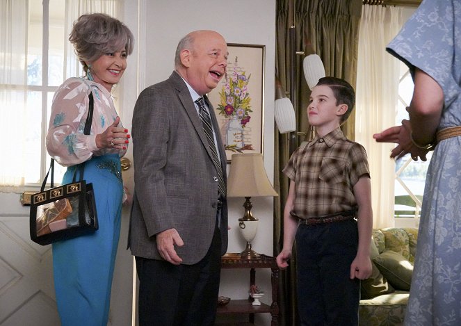 Young Sheldon - A Pineapple and the Bosom of Male Friendship - Photos - Annie Potts, Wallace Shawn, Iain Armitage