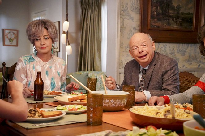 Young Sheldon - A Pineapple and the Bosom of Male Friendship - Kuvat elokuvasta - Annie Potts, Wallace Shawn