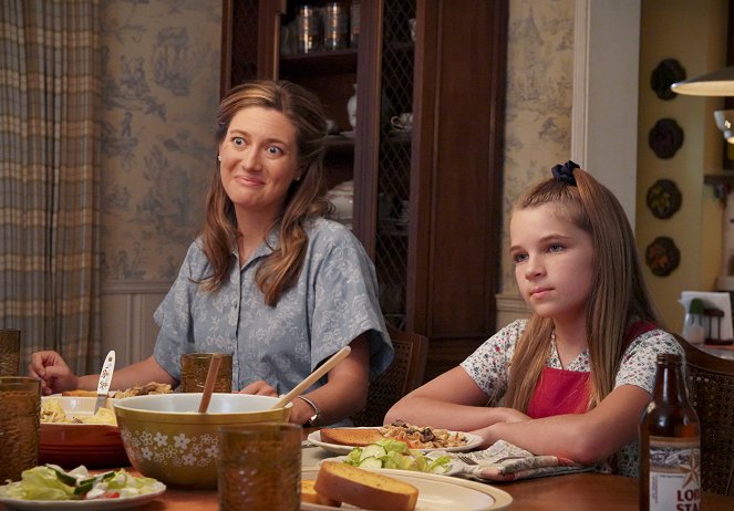 Young Sheldon - A Pineapple and the Bosom of Male Friendship - Photos - Zoe Perry, Raegan Revord