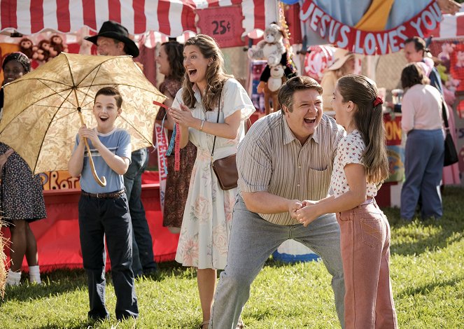 Young Sheldon - A Parasol and a Hell of an Arm - Photos - Iain Armitage, Zoe Perry, Lance Barber, Raegan Revord