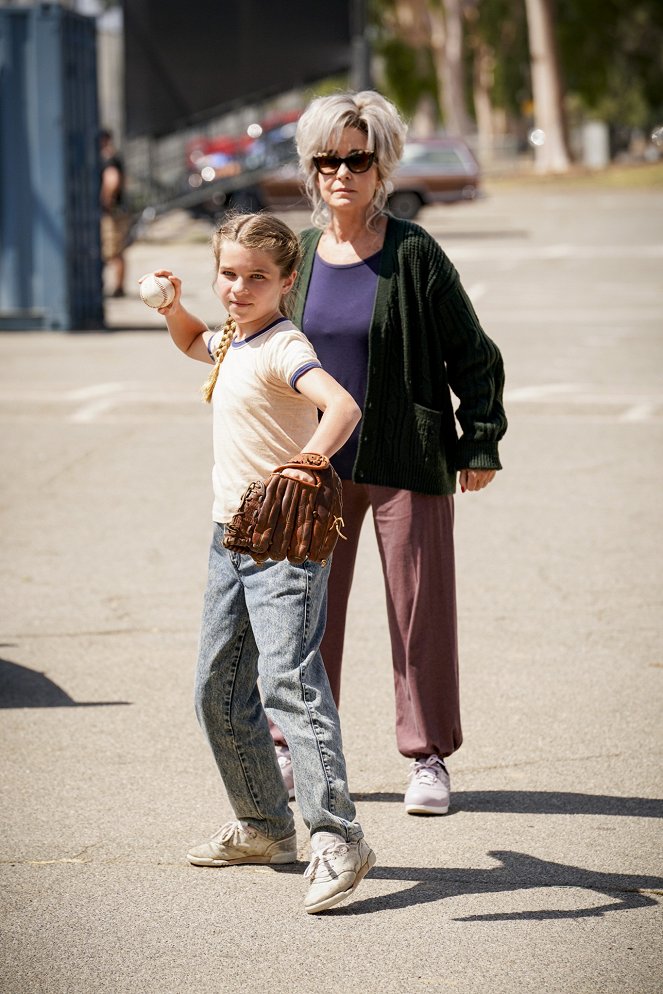 Young Sheldon - A Parasol and a Hell of an Arm - Photos - Raegan Revord, Annie Potts