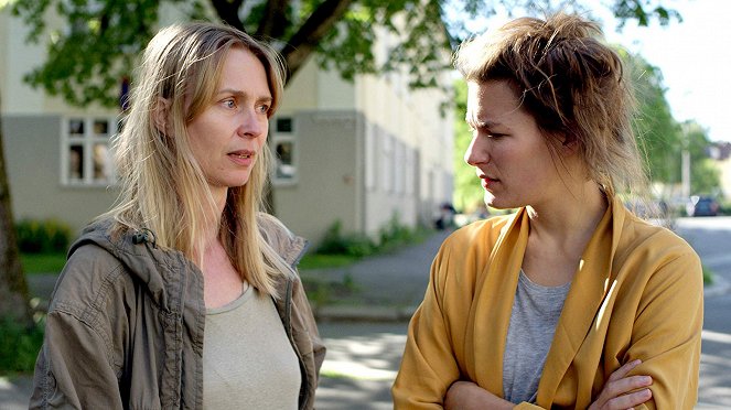 Den Grønne Dalen - Filmfotos - Christina Ørbekk Nikolaisen, Helga Guren