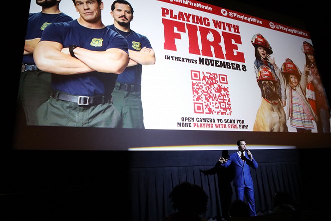 Quem Brinca Com o Fogo... - De eventos - "Playing with Fire" US Premiere at AMC Lincoln Square Theater on October 26, 2019 in New York