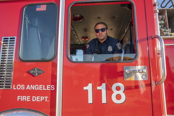911 L.A. - Season 3 - Szörnyek - Forgatási fotók - Ryan Guzman