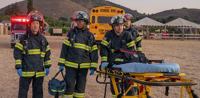 911 L.A. - Szörnyek - Filmfotók - Kenneth Choi, Aisha Hinds, Ryan Guzman, Peter Krause