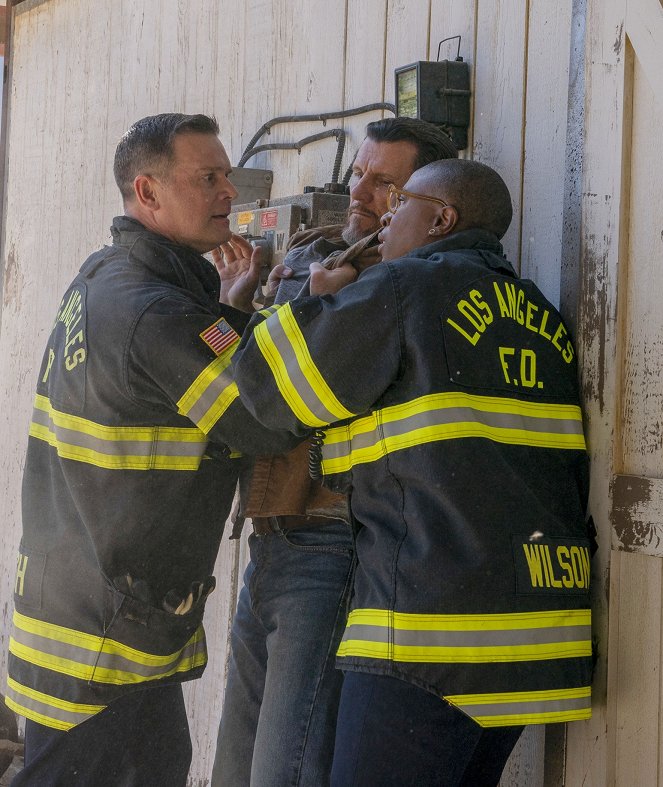 9-1-1 Notruf L.A. - Rasende Wut - Filmfotos - Peter Krause, Aisha Hinds