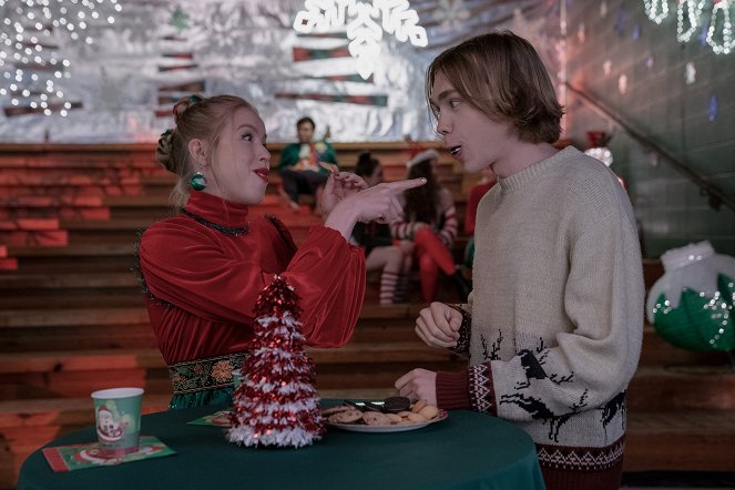 Hledání Aljašky - Uvidíš, že nestřílí... - Z filmu - Sofia Vassilieva, Charlie Plummer