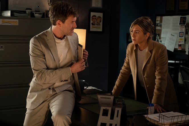 The Morning Show - Season 1 - In the Dark Night of the Soul it's Always 3:30 in the Morning - Photos - Mark Duplass, Jennifer Aniston