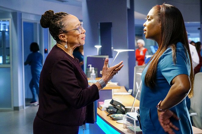 Chicago Med - In the Valley of the Shadows - Photos - S. Epatha Merkerson, Marlyne Barrett