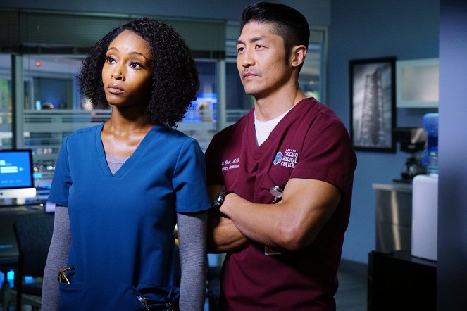 Chicago Med - Who Knows What Tomorrow Brings - Do filme - Yaya DaCosta, Brian Tee