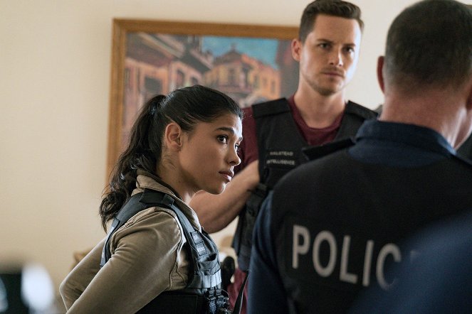 Chicago P.D. - Brother's Keeper - Photos - Lisseth Chavez, Jesse Lee Soffer