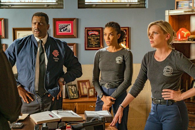 Chicago Fire - Infekce, 1. část - Z filmu - Eamonn Walker, Annie Ilonzeh, Kara Killmer