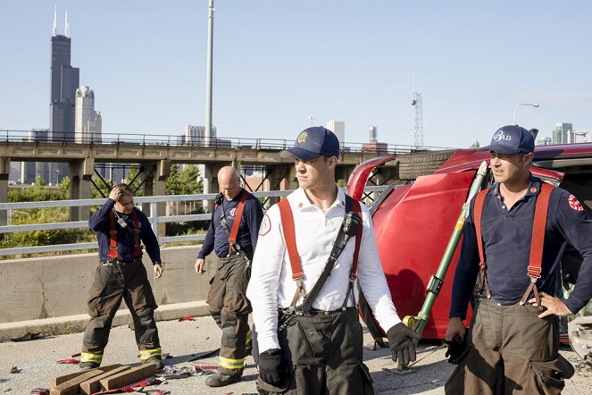 Chicago Fire - Season 8 - Připoutejte se - Z filmu - Jesse Spencer, Taylor Kinney
