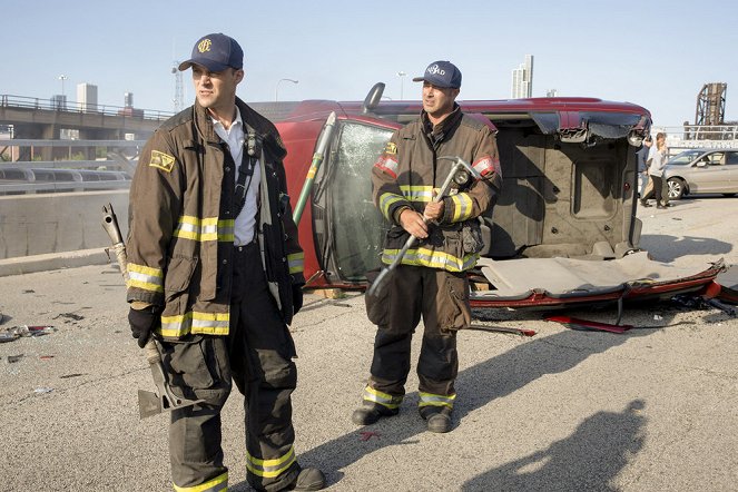 Chicago Fire - Buckle Up - Photos - Jesse Spencer, Taylor Kinney