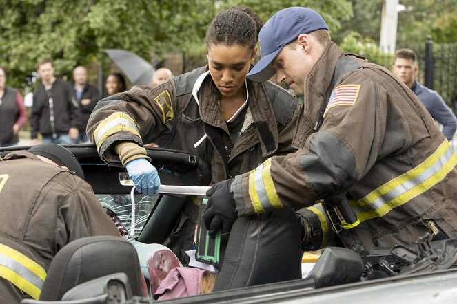 Chicago Fire - Season 8 - Připoutejte se - Z filmu - Annie Ilonzeh, Jesse Spencer
