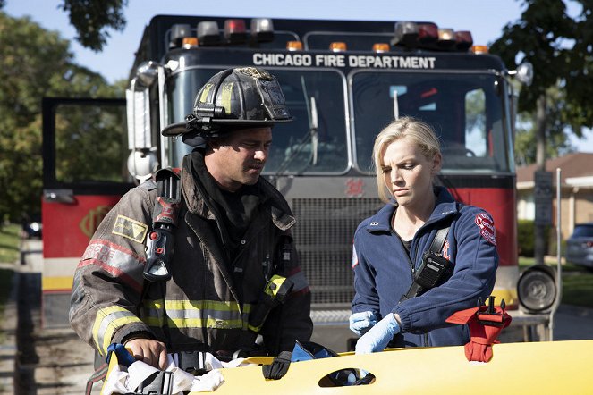 Chicago Fire - Season 8 - Der Draufgänger - Filmfotos - Taylor Kinney, Kara Killmer