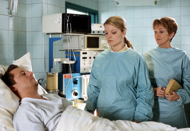 Familie Dr. Kleist - Season 1 - Im Alleingang - De la película - Lars Pape, Aline Hochscheid, Uta Schorn