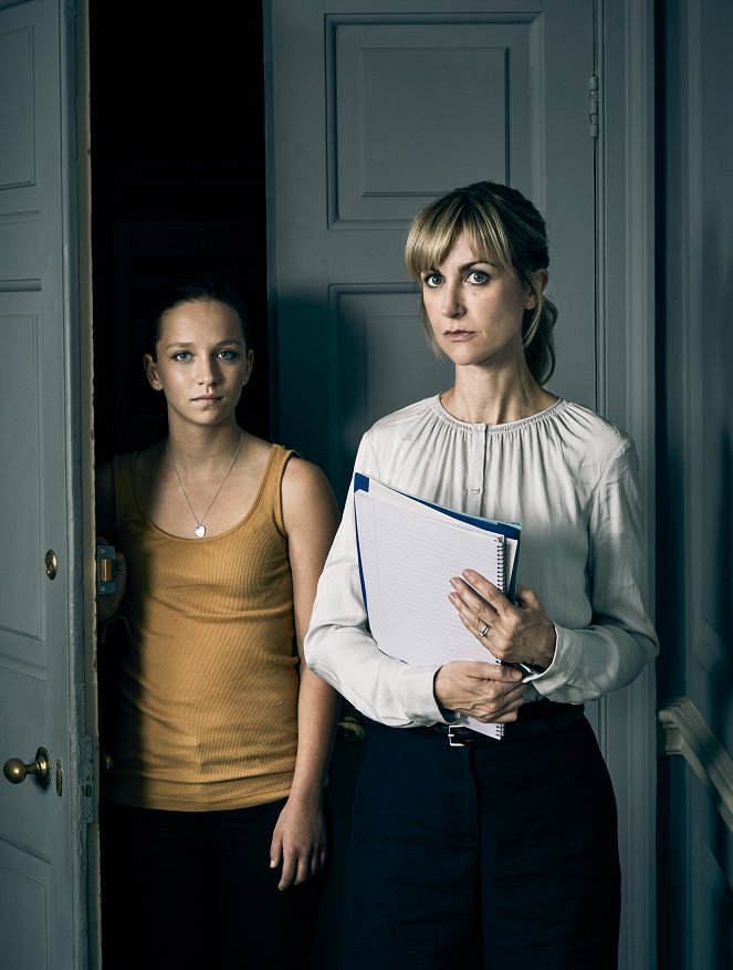 Cheat - Promoción - Molly Windsor, Katherine Kelly