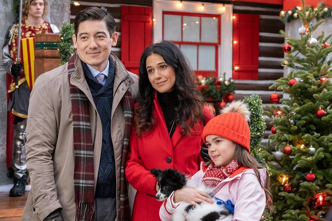 The Knight Before Christmas - Photos - Emmanuelle Chriqui, Isabella Franca