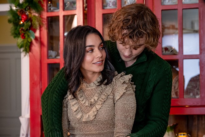 Předvánoční večer - Z filmu - Vanessa Hudgens, Josh Whitehouse