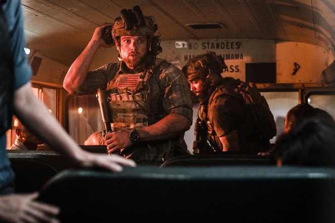 SEAL Team - All Along the Watchtower: Part 2 - Van film - Max Thieriot, Neil Brown Jr.