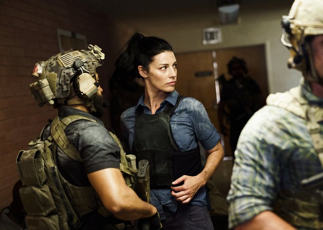 SEAL Team - Season 3 - Belagerung - Filmfotos - Jessica Paré
