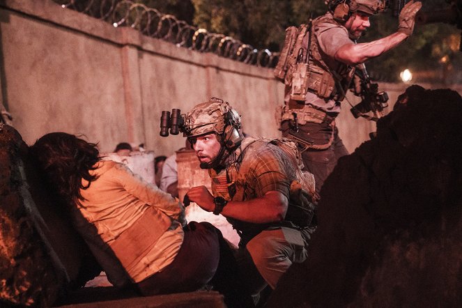 SEAL Team - Season 3 - Belagerung - Filmfotos - Max Thieriot, Tyler Grey
