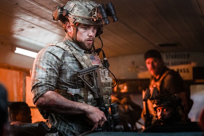 SEAL Team - All Along the Watchtower: Part 2 - Photos - Max Thieriot
