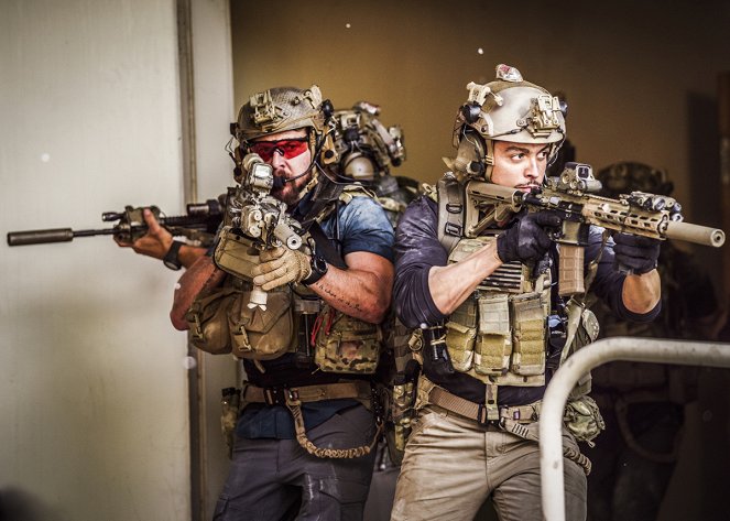 SEAL Team - Belagerung - Filmfotos - A. J. Buckley, Lucca De Oliveira